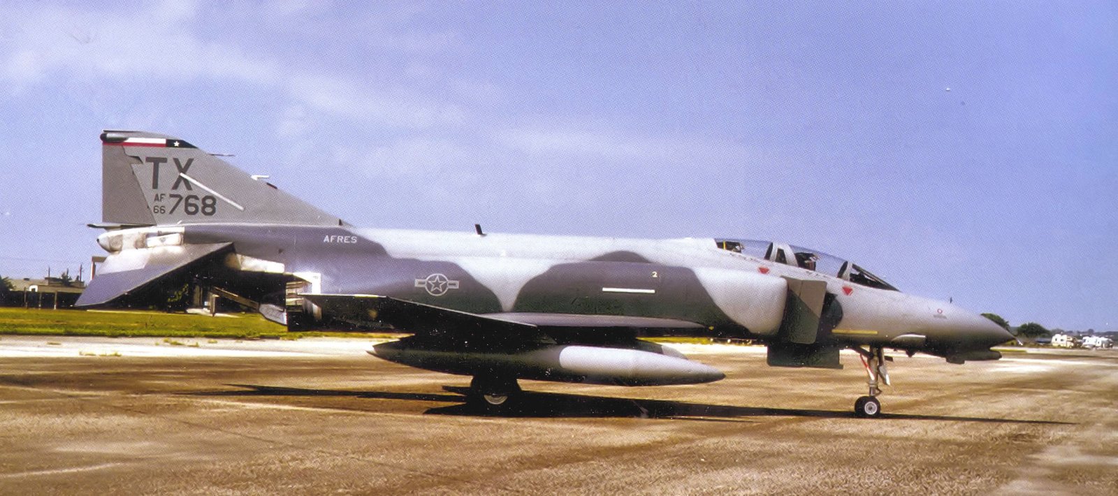 704th_Tactical_Fighter_Squadron_McDonnell_F-4D-32-MC_Phantom_66-8768.jpg