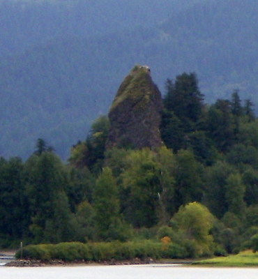 Rooster_rock_from_west_on_I-84_P2528.jpg