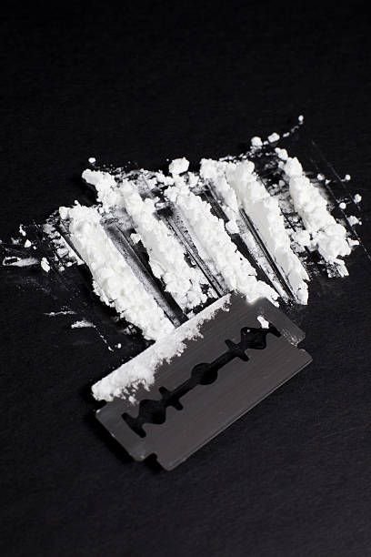 lines-of-cocaine-with-a-razor-blade.jpg