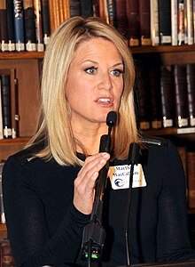 MarthaMacCallum_accepting_Commitment_to_Service_Award_2014_(cropped).jpg